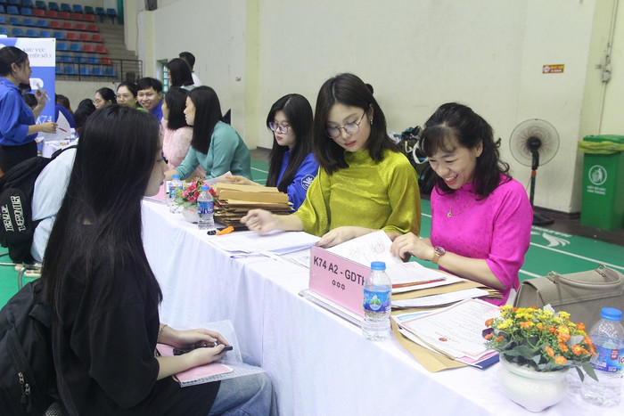 Tân sinh viên K74 Trường Đại học Sư phạm Hà Nội nhập học. Ảnh minh họa: Website trường k74_3.jpg