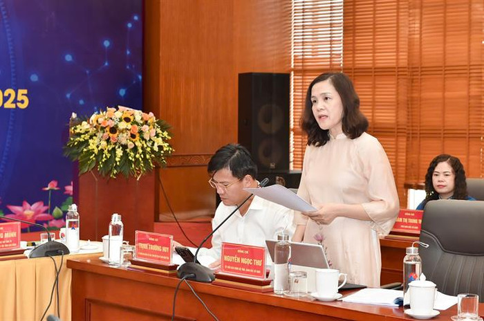 Giám đốc Sở Giáo dục và Đào tạo Cao Bằng Nguyễn Ngọc Thư trao đổi tại hội nghị (ảnh: Bộ Giáo dục và Đào tạo) z5734259139846c0ea8c93ae4229888c98e17871f29a2d.jpg