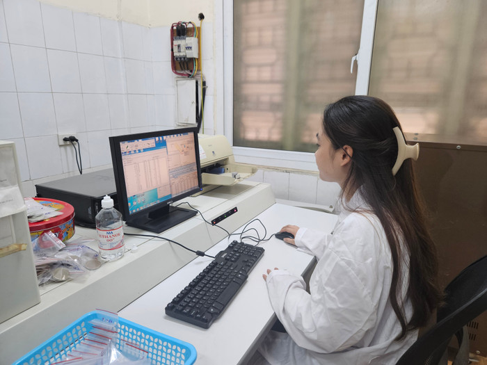 Bạn Nguyễn Phạm Gia Linh, sinh viên hệ Chất lượng cao ngành Địa chất học thực hành trong phòng thí nghiệm (ảnh: Hồng Linh) gdvn_sinh vien.jpg