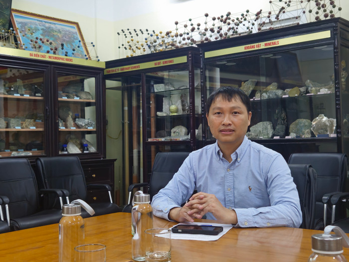 Tiến sĩ Nguyễn Văn Hướng, Phó trưởng khoa Địa chất, Trường Đại học Khoa học Tự nhiên, Đại học Quốc gia Hà Nội (ảnh: Hồng Linh) gdvn_ts nguyen van huong.jpg