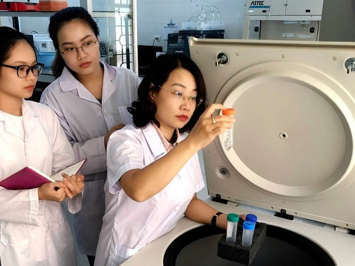 Giảng viên và sinh viên khoa Sinh học tại phòng thí nghiệm của khoa (ảnh: NTCC) Giảng viên và sinh viên khoa Sinh học tại phòng thí nghiệm của khoa (ảnh: NTCC)