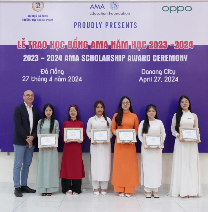 Sinh viên Trường Đại học Sư phạm (Đại học Đà Nẵng) nhận học bổng của tổ chức giáo dục phi lợi nhuận, phi chính trị và phi tôn giáo AMA Vietnam Ltd. Ảnh: Website trường. trao-hoc-bong-ama-tai-ued_31.jpg