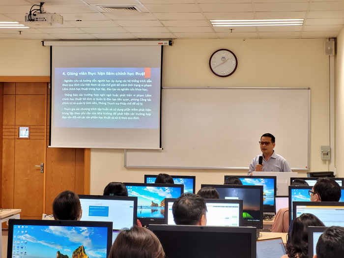 Giảng viên Trường Đại học Kinh tế Quốc dân trong buổi tập huấn phổ biến các quy định về liêm chính học thuật trong học tập và nghiên cứu khoa học. Ảnh: Website trường. bv3_2.jpg