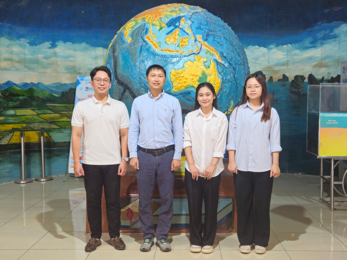 Thạc sĩ Đào Trung Hoàn (ngoài cùng bên trái) cùng Tiến sĩ Nguyễn Văn Hướng, bạn Nguyễn Phạm Gia Linh, bạn Phan Uyên Trinh (ảnh: Hồng Linh) gdvn_dia chat.jpg