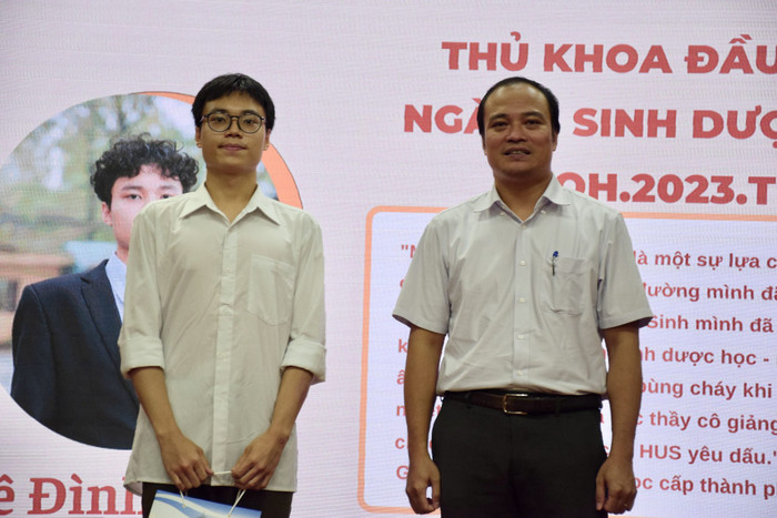 Bạn Lê Đình Hiếu (bên trái), thủ khoa đầu vào ngành Sinh dược học và Phó giáo sư, Tiến sĩ Phạm Thế Hải (bên phải) (ảnh: website khoa Sinh học) Chao-K68-5-2048x1365.jpg
