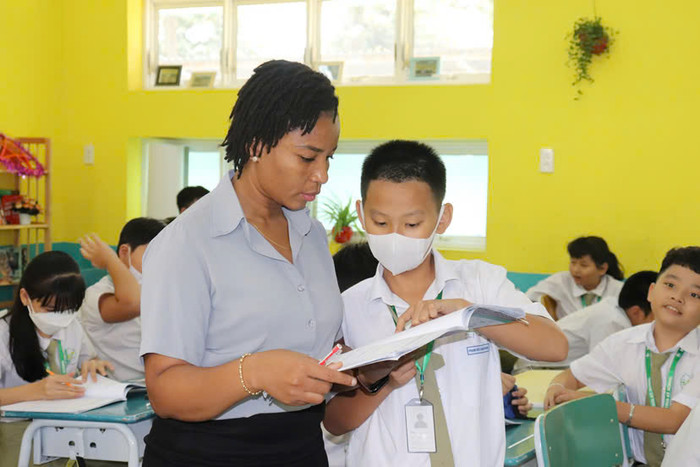 Học sinh Trường Trung - Tiểu học Pétrus Ký học tập cùng giáo viên người nước ngoài. Ảnh: NTCC. Petrus Ký Bình Dương giáo viên ngoại quốc.jpg