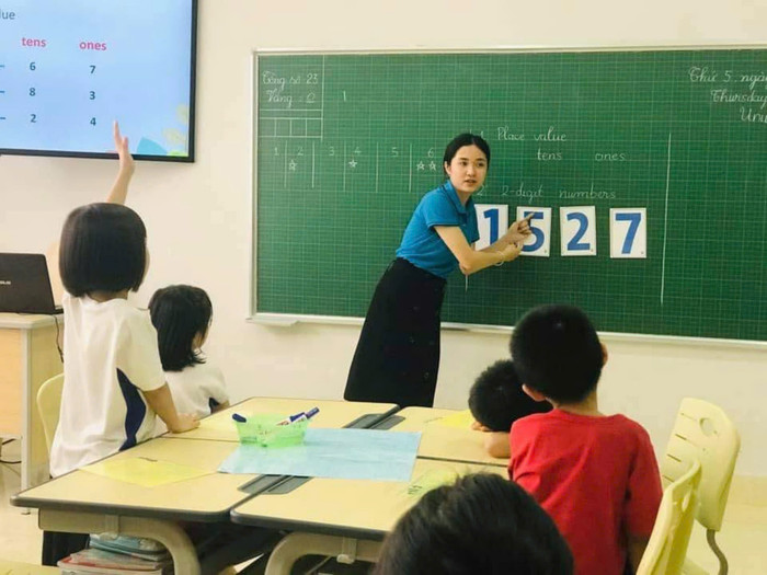 Giáo viên và học sinh Trường Tiểu học, Trung học cơ sở, Trung học phổ thông Albert Einstein (Hà Tĩnh) trong tiết học Toán bằng tiếng Anh. Ảnh: NTCC. Giáo viên và học sinh Trường Tiểu học, Trung học cơ sở, Trung học phổ thông Albert Einstein (Hà Tĩnh) trong tiết học Toán bằng tiếng Anh. Ảnh: NTCC.