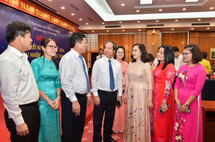 Bộ trưởng Nguyễn Kim Sơn, Bí thư Tỉnh uỷ Cao Bằng Trần Hồng Minh trò chuyện với cán bộ quản lý, giáo viên tỉnh Cao Bằng (ảnh: Bộ Giáo dục và Đào tạo) z5734259047795208a27b1b1d1e19ef3c35a4ae8a3b66a.jpg