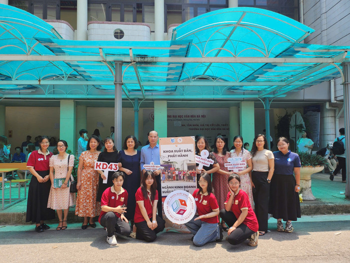 Thạc sĩ Phạm Văn Phê - Phó Trưởng khoa Xuất bản, Phát hành (Trường Đại học Văn hóa Hà Nội) (áo sơ mi xanh) trong buổi đón tân sinh viên ngày 4/9/2024. Ảnh: NVCC. Ths Phạm văn phê sv xuất bản.jpg