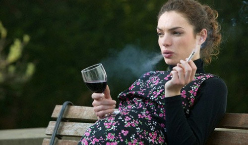 Đối với những bà bầu hút thuốc lá hoặc ngửi quá nhiều khói thuốc có thể làm tăng nguy cơ sảy thai, thai chết lưu hoặc trẻ sinh ra bị khuyết tật bẩm sinh. Đối với những bà bầu hút thuốc lá hoặc ngửi quá nhiều khói thuốc có thể làm tăng nguy cơ sảy thai, thai chết lưu hoặc trẻ sinh ra bị khuyết tật bẩm sinh.