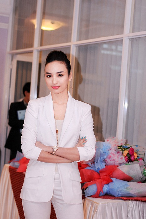 Ngọc Diễm cá tính trong bộ vest trắng. Ngọc Diễm cá tính trong bộ vest trắng.