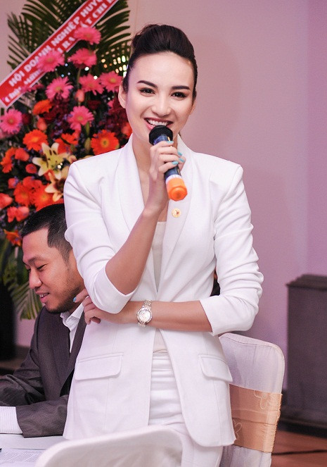 ... cùng nét dịu dàng vốn có. ... cùng nét dịu dàng vốn có.