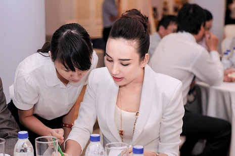 Tuy nhiên thông tin về chú rể thì vẫn là một bí ẩn nhiều người cho rằng có thể là chàng doanh nhân trẻ mà trước đó cánh báo giới đã bắt gặp. Tuy nhiên thông tin về chú rể thì vẫn là một bí ẩn nhiều người cho rằng có thể là chàng doanh nhân trẻ mà trước đó cánh báo giới đã bắt gặp.