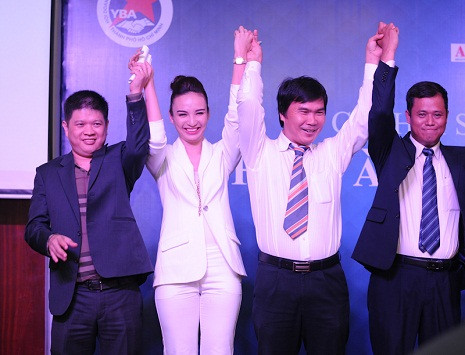 Cô đã được bầu làm Phó chủ tịch chi hội Sài Gòn phụ trách mảng truyền thông . Cô đã được bầu làm Phó chủ tịch chi hội Sài Gòn phụ trách mảng truyền thông .