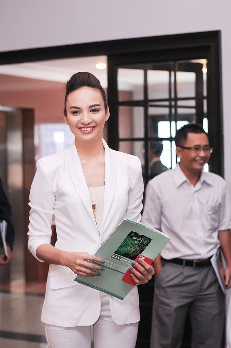 Gần đây, trên mạng xã hội đang ồn ào tin Hoa hậu Ngọc Diễm sắp lấy chồng, bởi những tấm hình cưới xinh của cô vừa thực hiện. Gần đây, trên mạng xã hội đang ồn ào tin Hoa hậu Ngọc Diễm sắp lấy chồng, bởi những tấm hình cưới xinh của cô vừa thực hiện.