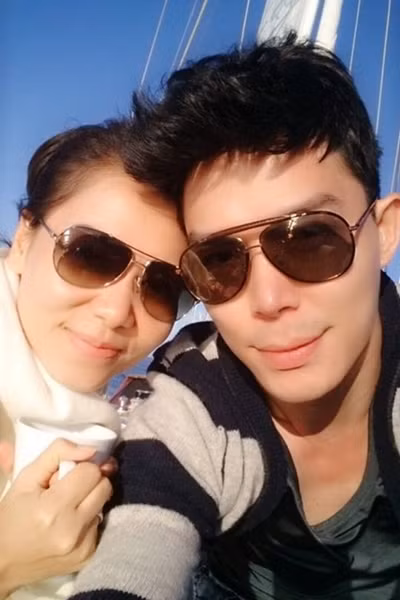 Nathan Lee chụp hình cùng Thu Minh trên chiếc du thuyền.