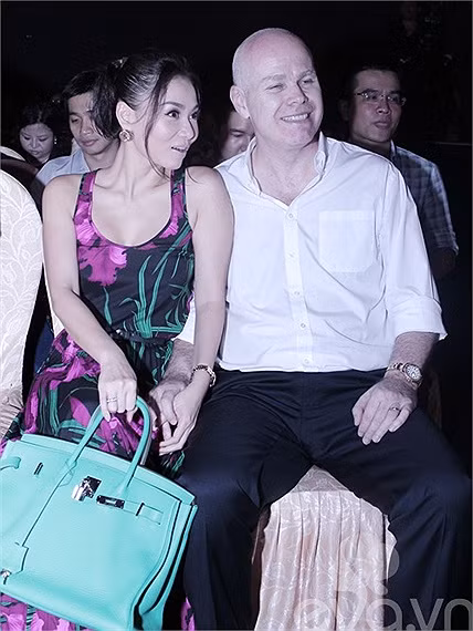 Thu Minh sang trọng và đẳng cấp với túi xách Chanel có giá gần 100 triệu đồng. Trong một lần đi xem ca nhạc cùng chồng Tây, giọng ca "Đường Cong" đã đeo một chiếc túi hiệu đắt đỏ Hemes Birkin có giá hơn 250 triệu đồng màu xanh lục bảo.