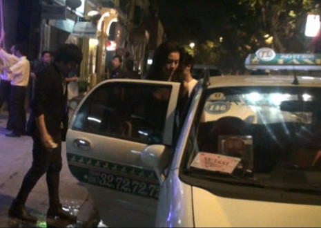 Sau đó cùng nhau bắt taxi ra về,