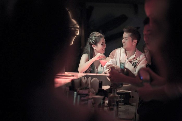 ... bên cạnh người chồng hết mực thương yêu mình. ... bên cạnh người chồng hết mực thương yêu mình.