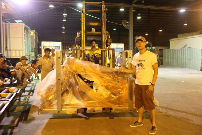 MC Anh Tuấn bên chiếc mô tô khi về tới sân bay Nội Bài.