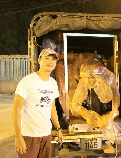 Chiếc mô tô được chuyên chở về nhà.