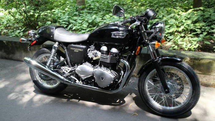 Dung tích bình xăng 16 lít và trọng lượng xe 230 kg. Hệ thống giảm xóc bao gồm ống lồng 41 mm trước tự chỉnh và cặp đôi lò xo xoắn sau.