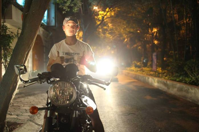 Được biết, dòng xe Triumph Thruxton 900 2013 được xây dựng dựa trên động cơ DOHC hai xi-lanh song song, dung tích 865 phân khối, sản sinh công suất tối đa 68 mã lực tại vòng tua 7.400 vòng/phút và mô-men xoắn cực đại 69 Nm tại 5.800 vòng/phút, kết hợp hộp số 5 cấp.