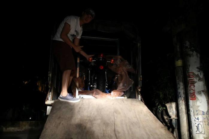 MC Anh Tuấn dường như rất phấn khích khi anh ghi lại từng khoảnh khắc bên chiếc mô tô "cưng" của mình.