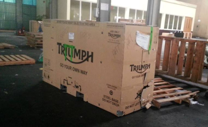 Hình ảnh chiếc môtô Triumph của MC Anh Tuấn khi tới sân bay Tân Sơn Nhất ngày 17/9.