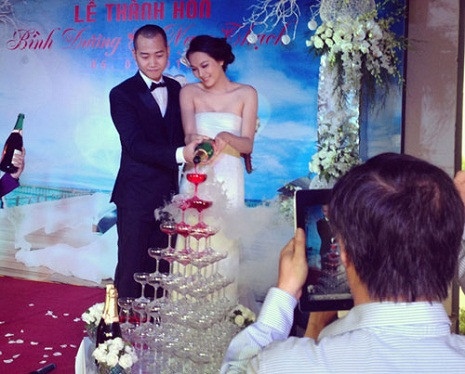 Cặp uyên ương tiến hành nghi lễ cắt bánh, rót rượu như thường lệ. Cặp uyên ương tiến hành nghi lễ cắt bánh, rót rượu như thường lệ.