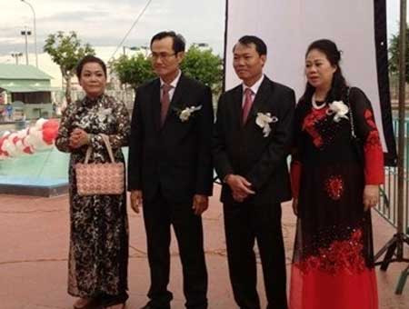 Đại diện gia đình hai họ. Đại diện gia đình hai họ.