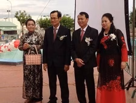 Đại diện gia đình hai họ.
