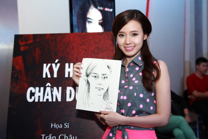 Cô thích thú khoe bức hình của mình.