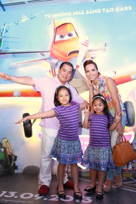 Gia đình vợ chồng Thúy Hạnh đưa hai cô con gái tham gia sự kiện.