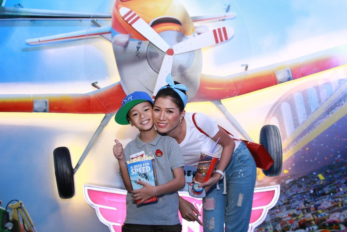 Người mẫu Trang Trần xuất hiện trong sự kiện ra mắt phim khác - Thế giới máy bay