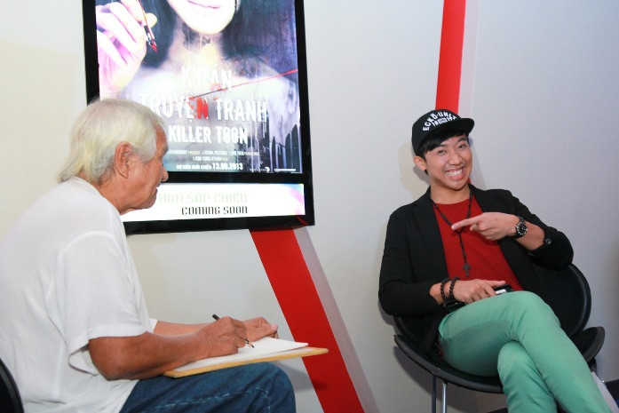 MC Trấn Thành tạo dáng "độc"...