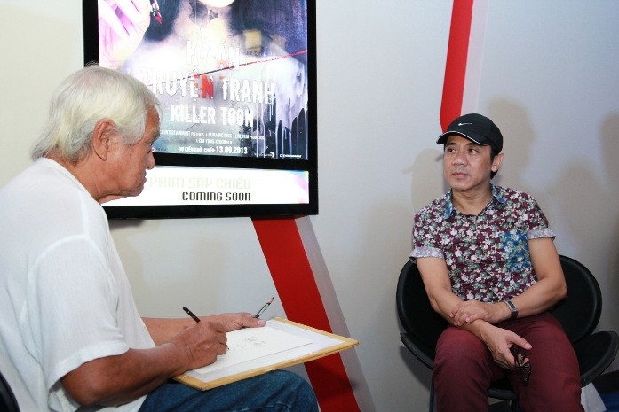 Diễn viên Thành Lộc cũng không bỏ qua cơ hội khi được làm mẫu cho họa sĩ.