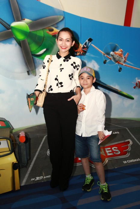 Kim Hiền rạng rỡ bên cậu con trai.