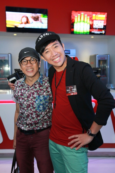 MC Trấn Thành chụp hình cùng diễn viên Thành Lộc.