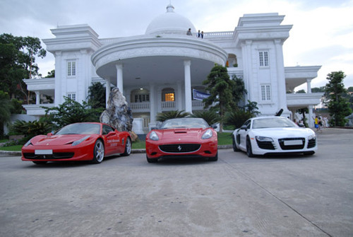 Siêu xe của đại gia Dương "Kon" (ở giữa). Siêu xe của đại gia Dương "Kon" (ở giữa).