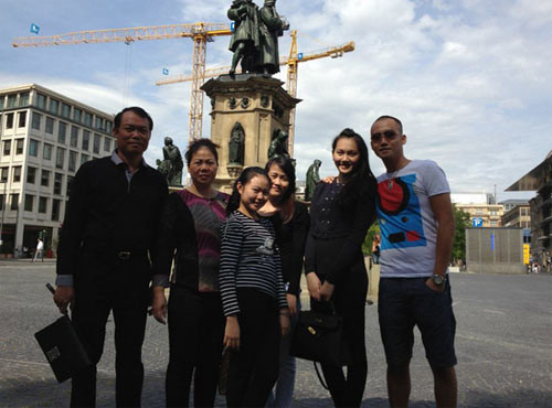 Gia đình ông Đỗ Văn Bình đi du lịch châu Âu cùng con dâu Phạm Ngọc Thạch. Gia đình ông Đỗ Văn Bình đi du lịch châu Âu cùng con dâu Phạm Ngọc Thạch.