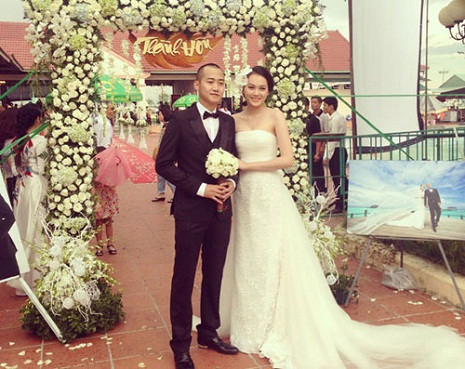 Ngọc Thạch lên xe hoa cùng chú rể Bình Dương. Ngọc Thạch lên xe hoa cùng chú rể Bình Dương.