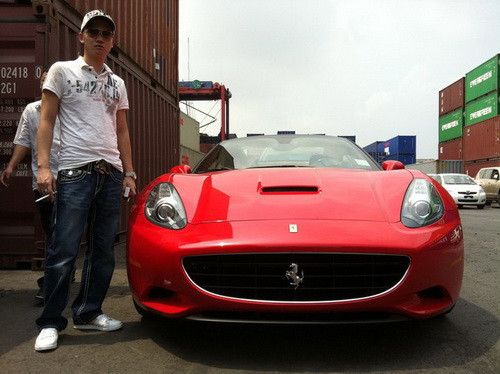Đỗ Bình Dương tạo dáng bên siêu xe Ferrari California màu đỏ đời 2010. Đỗ Bình Dương tạo dáng bên siêu xe Ferrari California màu đỏ đời 2010.
