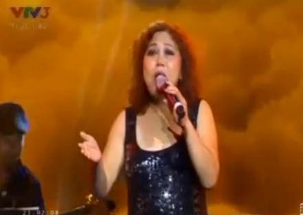 Ca sĩ Siu Black không ngăn được dòng nước mắt trong lần trở lại sóng truyền hình trực tiếp. Ảnh cắt ra từ clip.