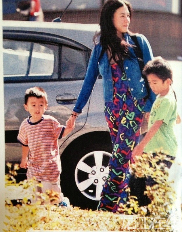 Trương Bà Chi và hai con ở Canada.