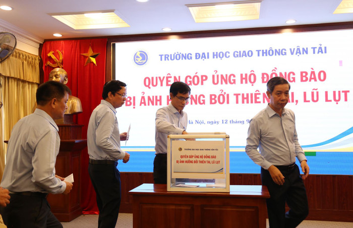 Cán bộ, viên chức, người lao động Trường Đại học Giao thông vận tải ủng hộ đồng bào bị ảnh hưởng bởi bão số 3. Ảnh: website nhà trường. dhd gtvt2.jpeg