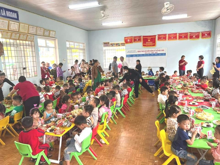 Các giáo viên Trường Mầm non Hoa Ngọc Lan, bon Bu Prăng 1, Quảng Trực, huyện Tuy Đức, tỉnh Đắk Nông tổ chức cho học sinh ăn liên hoan trung thu. Ảnh: NVCC. MN MN HNL1.jpg