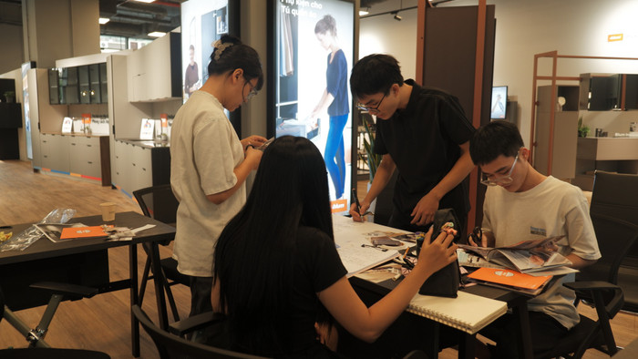 Sinh viên ngành Kiến trúc nội thất Trường Đại học Xây dựng Hà Nội thực hành môn học. Ảnh: NTCC. sv dhd xay dung hn.jpg