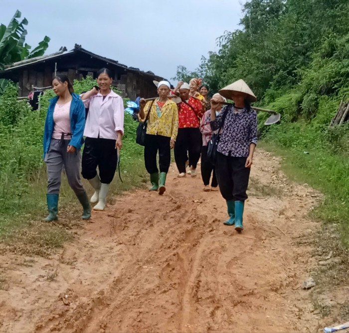 Dù cả ngày làm việc, đường xá đi lại khó khăn nhưng bà con vẫn phấn khởi khi tới lớp học xoá mù chữ. Ảnh: Trung tâm học tập cộng đồng xã Xuân La cung cấp. IMG_6206.JPG