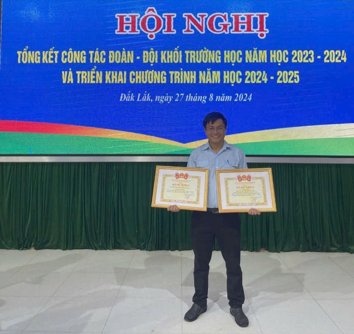 Nam giáo viên có nhiều hoạt động thiện nguyện ý nghĩa, giúp đỡ các em học sinh có hoàn cảnh khó khăn. (Ảnh: NVCC) IMG_6159.JPG